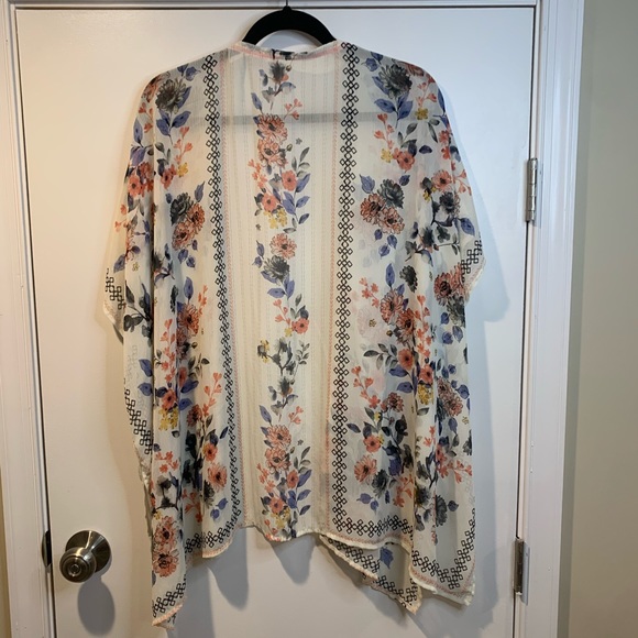 Women’s Floral & Lace Swim Cover up - M/L - Picture 2 of 5